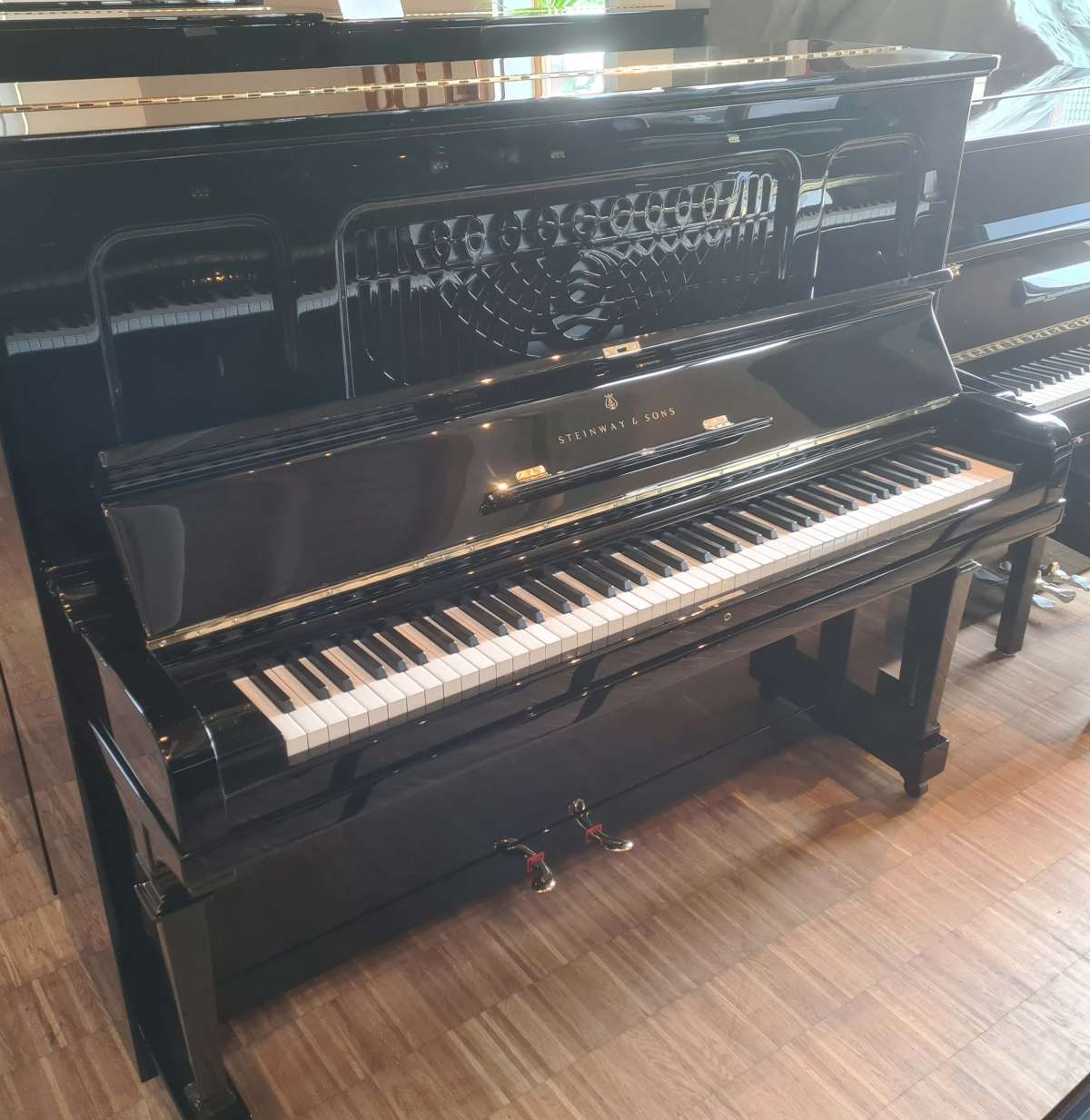 Steinway & Sons Klavier 132 K