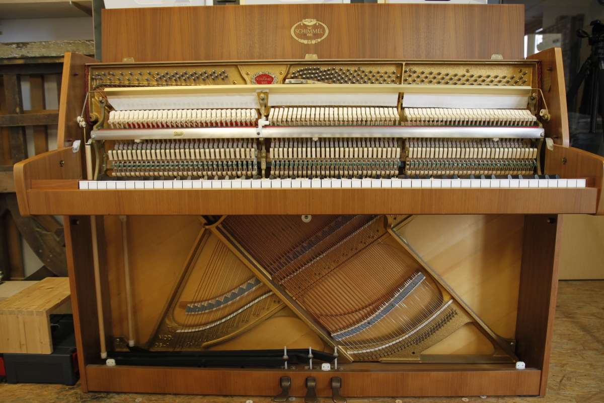 Schimmel Piano 106 Nussbaum 