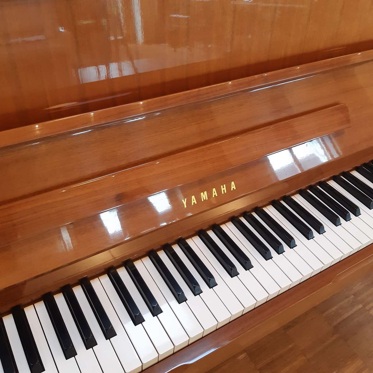 Yamaha Klavier Nussbaum poliert