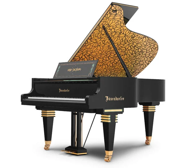 Schwarzer Bösendorfer Flügel mit goldener Musterung und geöffnetem Deckel Eleganter schwarzer Bösendorfer Flügel mit goldener Musterung auf dem geöffneten Deckel, ideal für Klavierliebhaber.