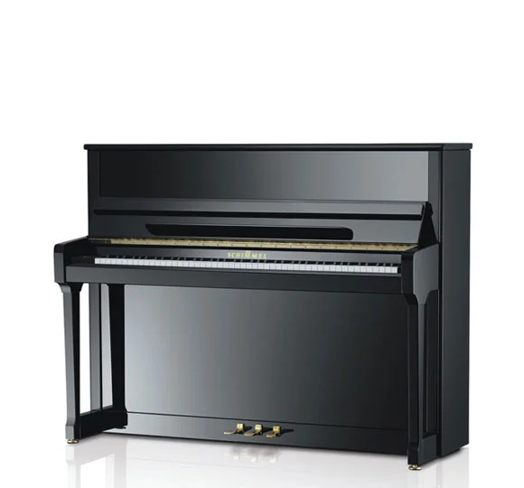 Schwarzes aufrechtes Klavier mit drei Pedalen Hochglänzendes schwarzes Klavier mit weißen und schwarzen Tasten, drei Pedalen und schlichtem Design auf weißem Hintergrund